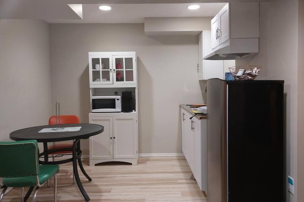 Lovely 1-Bedroom Basement Suite วินนิเพก ภายนอก รูปภาพ