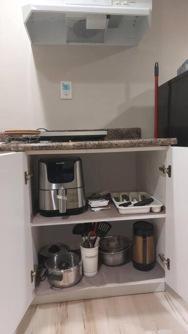 Lovely 1-Bedroom Basement Suite วินนิเพก ภายนอก รูปภาพ