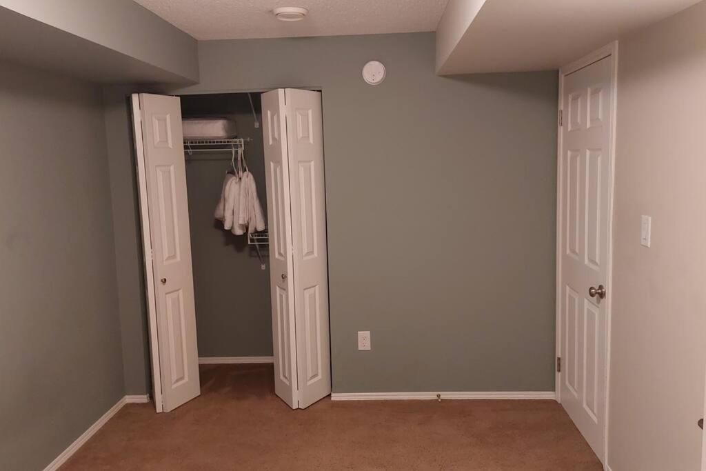 Lovely 1-Bedroom Basement Suite วินนิเพก ภายนอก รูปภาพ