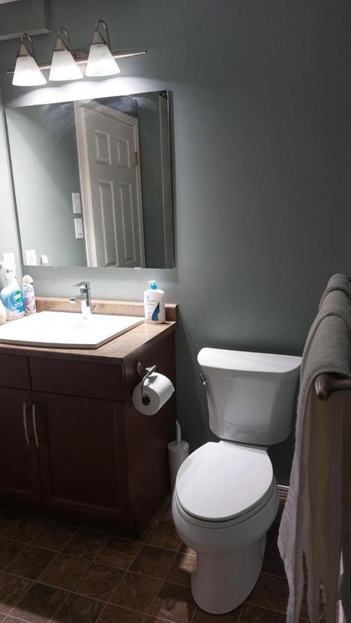 Lovely 1-Bedroom Basement Suite วินนิเพก ภายนอก รูปภาพ