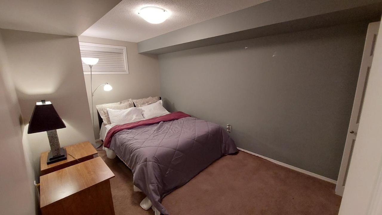 Lovely 1-Bedroom Basement Suite วินนิเพก ภายนอก รูปภาพ